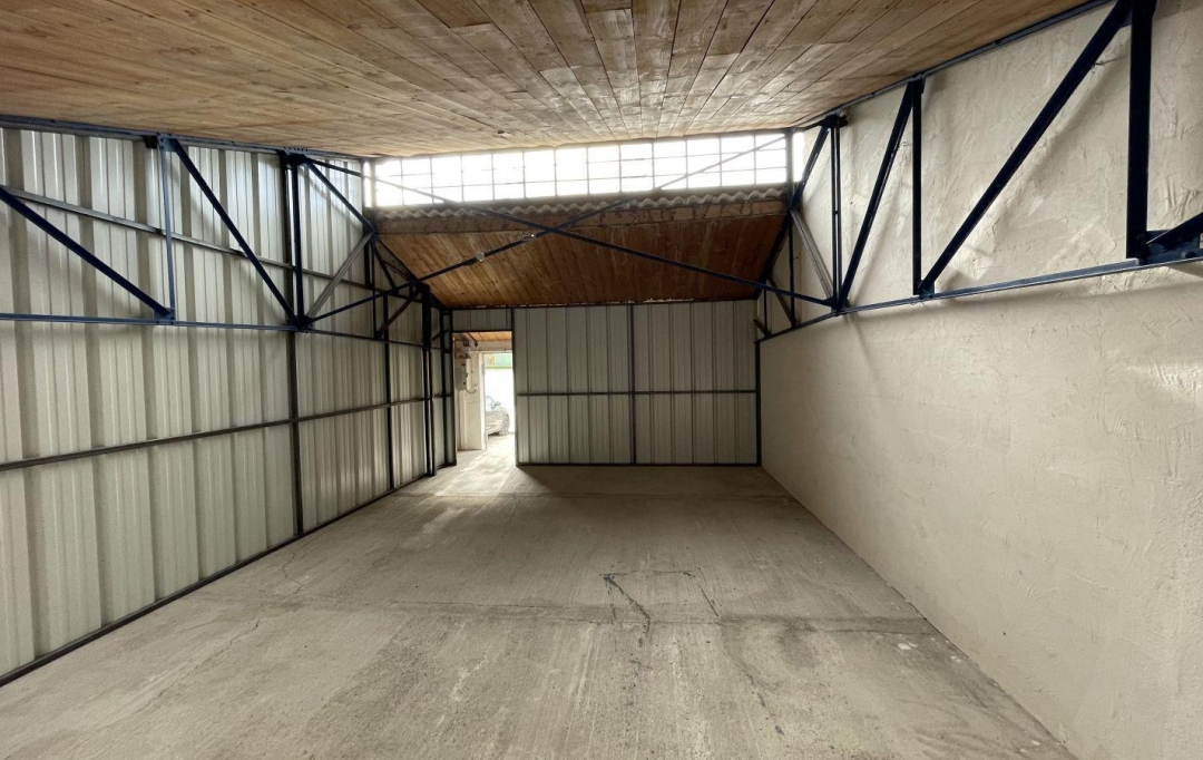 SISYPHE immobilier : Garage / Parking | PEYROLLES-EN-PROVENCE (13860) | 30 m2 | 400 € 