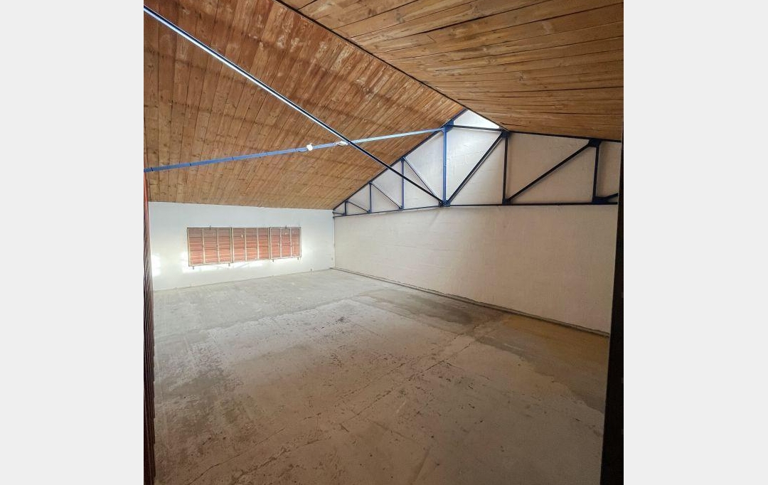 SISYPHE immobilier : Garage / Parking | PEYROLLES-EN-PROVENCE (13860) | 42 m2 | 400 € 