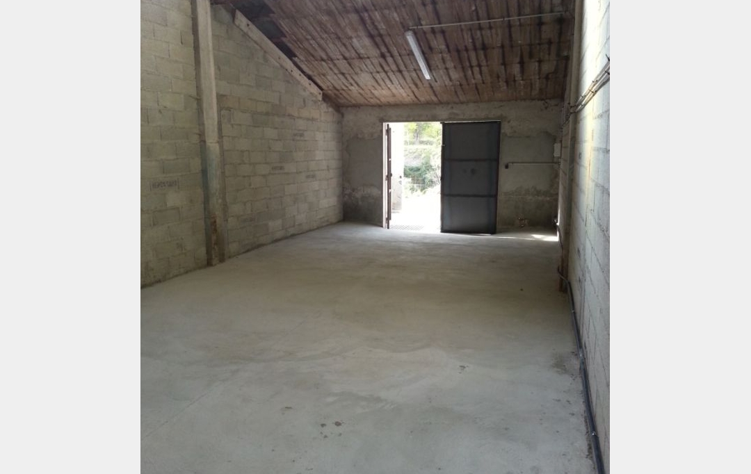 SISYPHE immobilier : Garage / Parking | PEYROLLES-EN-PROVENCE (13860) | 282 m2 | 1 410 € 