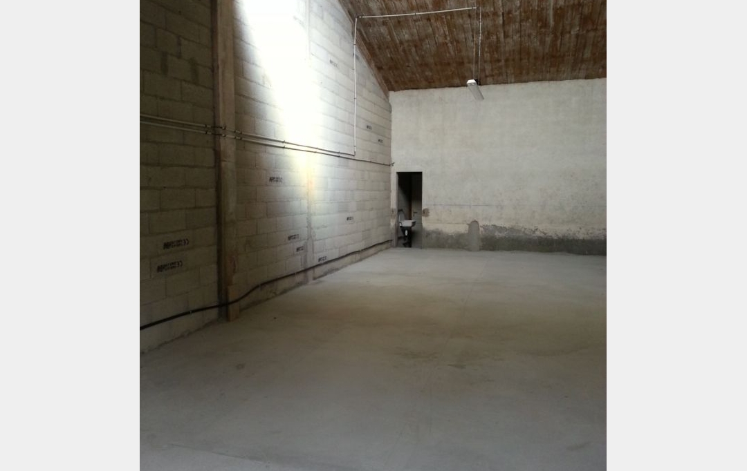 SISYPHE immobilier : Garage / Parking | PEYROLLES-EN-PROVENCE (13860) | 282 m2 | 1 410 € 