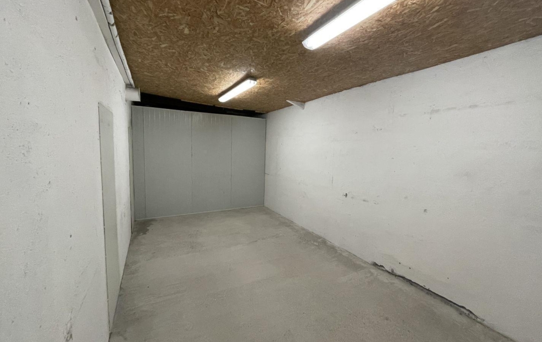 SISYPHE immobilier : Garage / Parking | PEYROLLES-EN-PROVENCE (13860) | 282 m2 | 1 410 € 